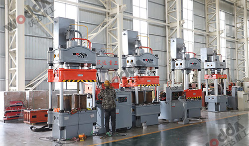 三梁四柱液壓機性能結(jié)構(gòu)介紹 三梁四柱液壓機性能結(jié)構(gòu)介紹