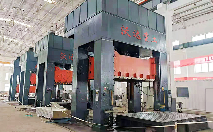 2000噸框架式液壓機(jī) 2000噸框架式液壓機(jī)