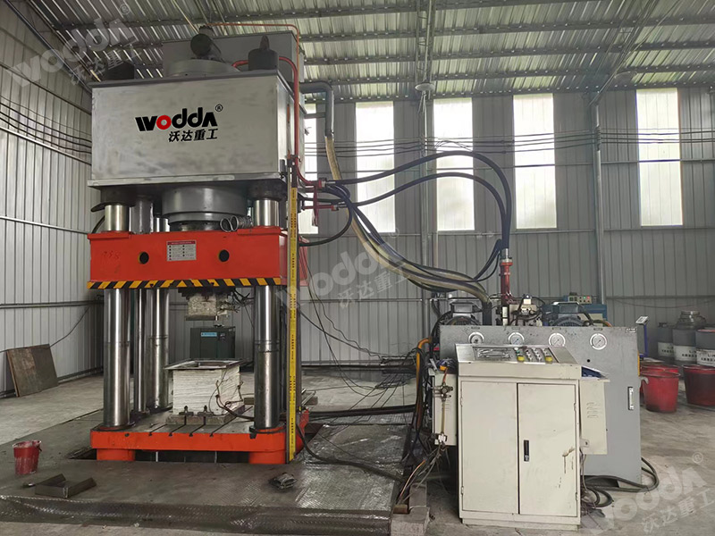 800噸匣缽成型液壓機(jī) 800噸匣缽成型液壓機(jī)