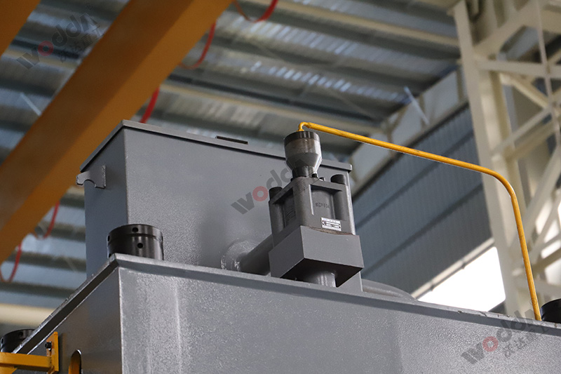 四柱液壓機(jī)如何選擇合適的液壓油？有哪些型號(hào)？