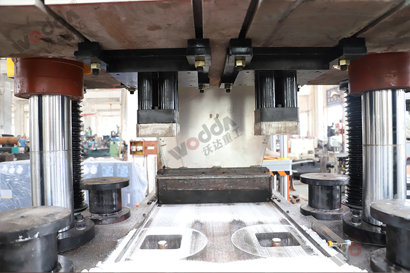 山東牛羊舔磚液壓機廠家哪家好？