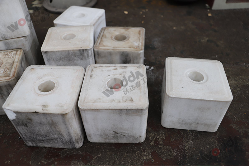 山東牛羊舔磚液壓機廠家哪家好？