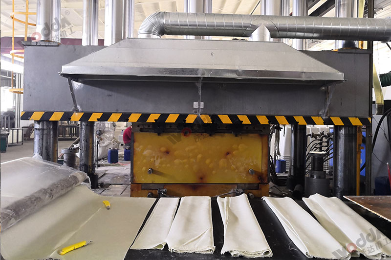 生產(chǎn)2立方玻璃鋼化糞池設備_2000噸四柱液壓機_液壓機廠家