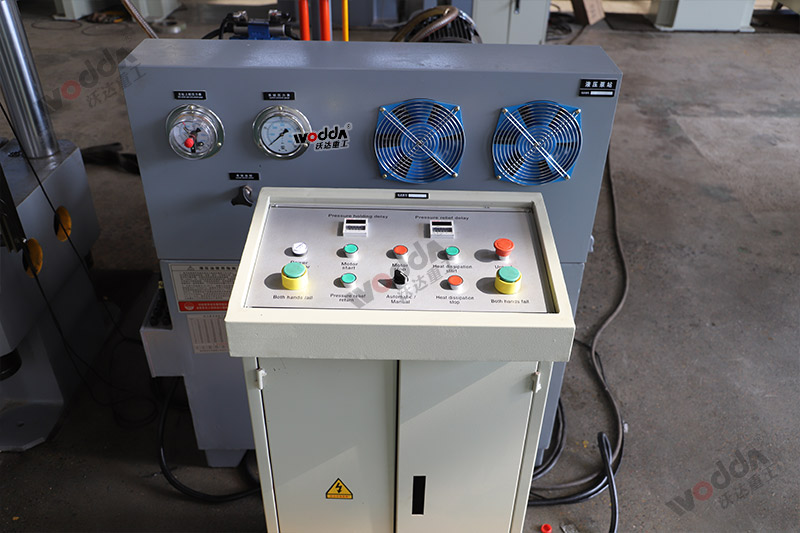 315噸不銹鋼拉伸成型液壓機(jī) 315噸不銹鋼拉伸成型液壓機(jī)