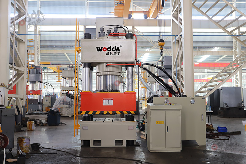 630噸三梁四柱液壓機(jī) 630噸三梁四柱液壓機(jī)