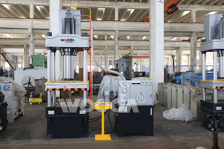 200噸四柱液壓機(jī) 200噸四柱液壓機(jī)