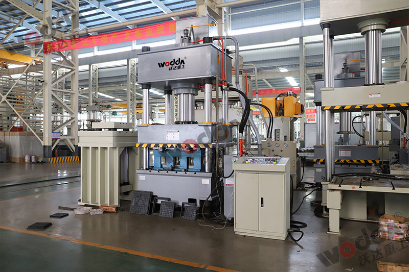 315噸樹(shù)脂井蓋成型液壓機(jī) 315噸樹(shù)脂井蓋成型液壓機(jī)