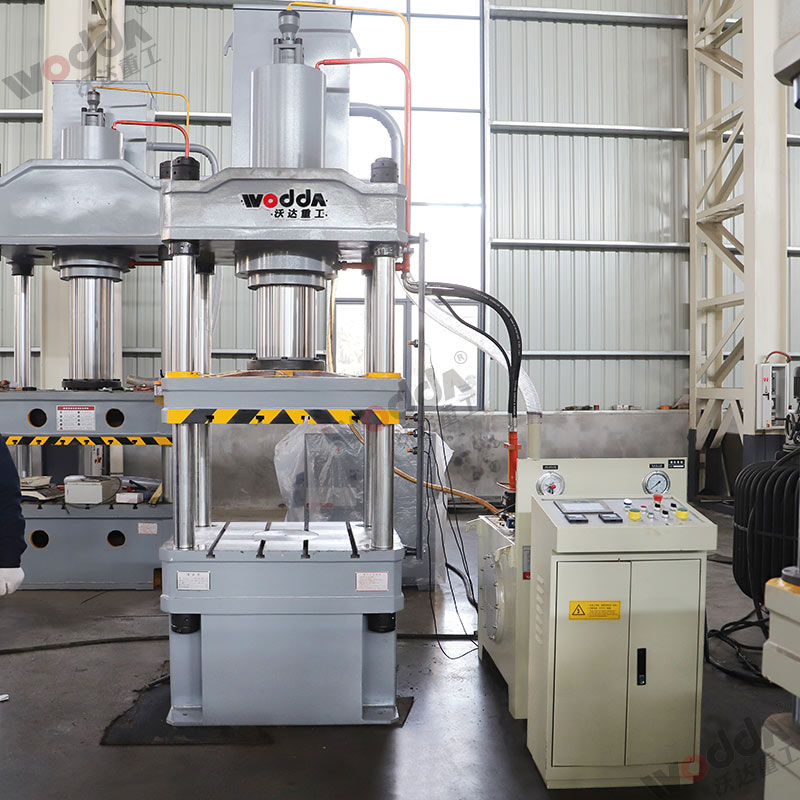 200噸三梁四柱液壓機(jī) 200噸三梁四柱液壓機(jī)