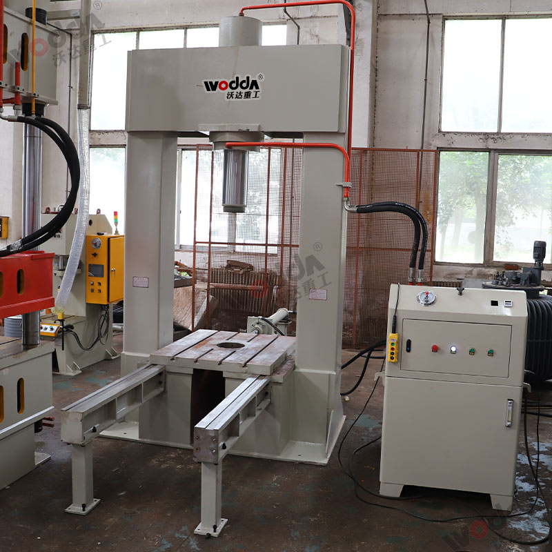 200噸龍門(mén)液壓機(jī)帶移動(dòng)臺(tái) 200噸龍門(mén)液壓機(jī)帶移動(dòng)臺(tái)