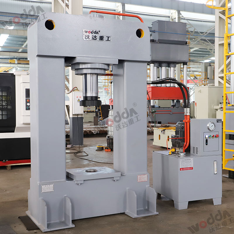 200噸龍門(mén)液壓機(jī) 200噸龍門(mén)液壓機(jī)