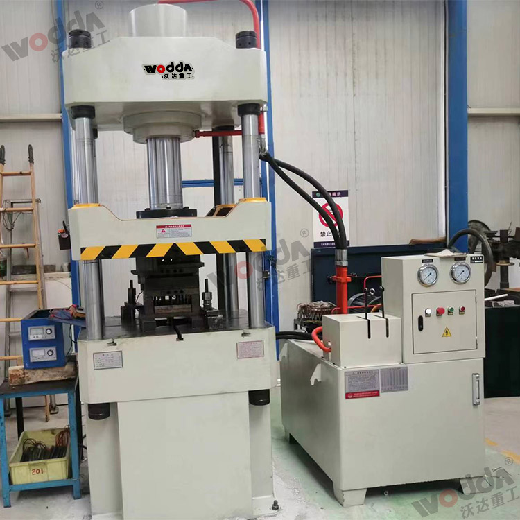 100噸壓塑料電器殼成型液壓機.jpg 100噸壓塑料電器殼成型液壓機.jpg