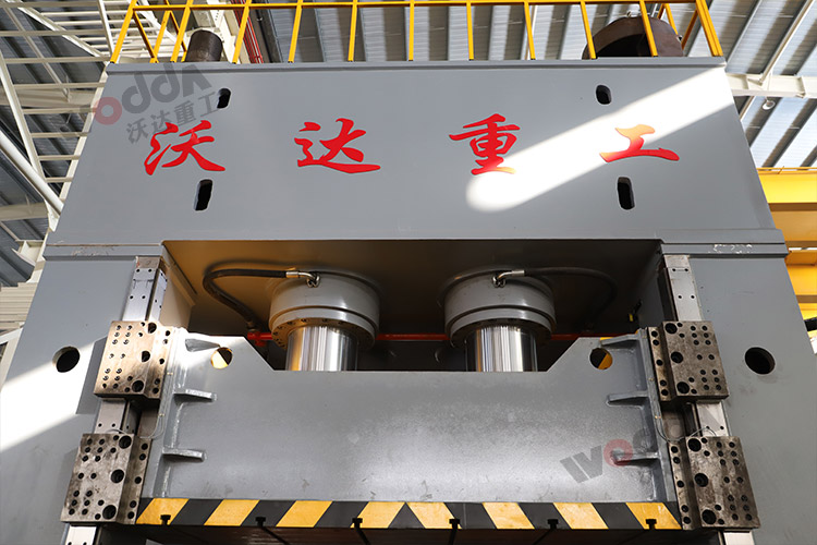 2000噸框架液壓機(jī)（滑塊、活塞）