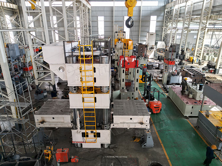 3000噸液壓機(jī)車間制造現(xiàn)場 3000噸液壓機(jī)車間制造現(xiàn)場