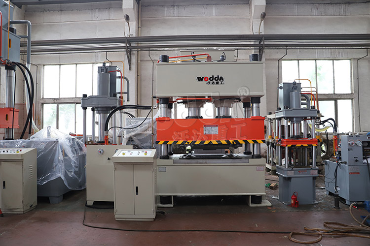 400噸火車門板整形液壓機 400噸火車門板整形液壓機