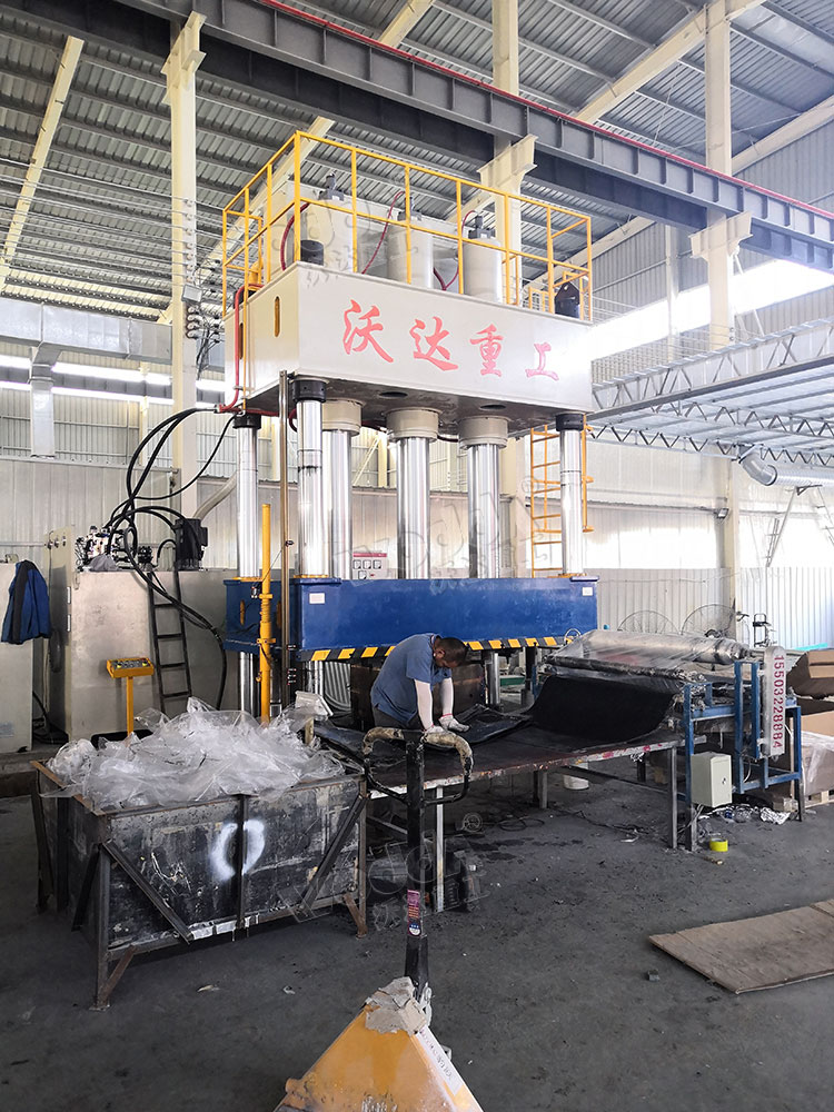 1000噸復(fù)合材料熱壓成型液壓機 1000噸復(fù)合材料熱壓成型液壓機