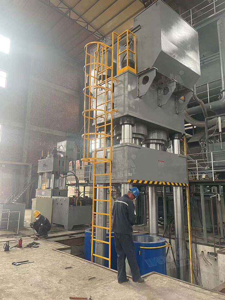 2000噸石墨坩堝成型液壓機安裝調試