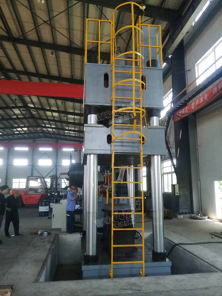 1000噸四柱液壓機側(cè)面 1000噸四柱液壓機側(cè)面