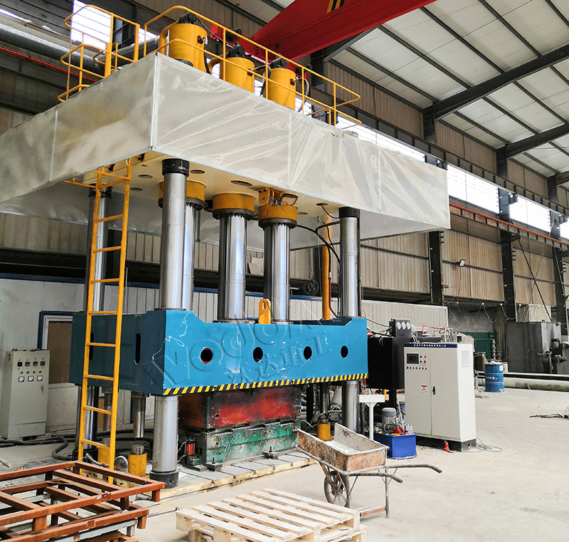 2000噸四柱液壓機現(xiàn)場