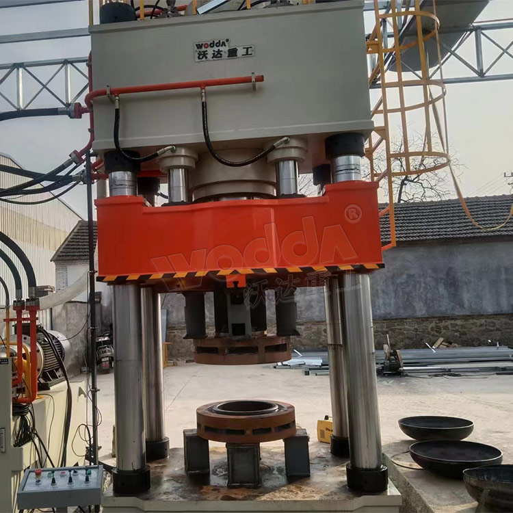 800噸封頭液壓機客戶現(xiàn)場 800噸封頭液壓機客戶現(xiàn)場