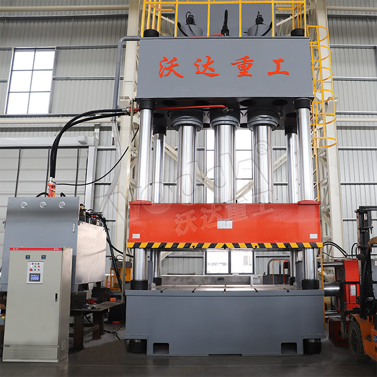 1500噸四柱液壓機(jī)車(chē)間實(shí)拍圖