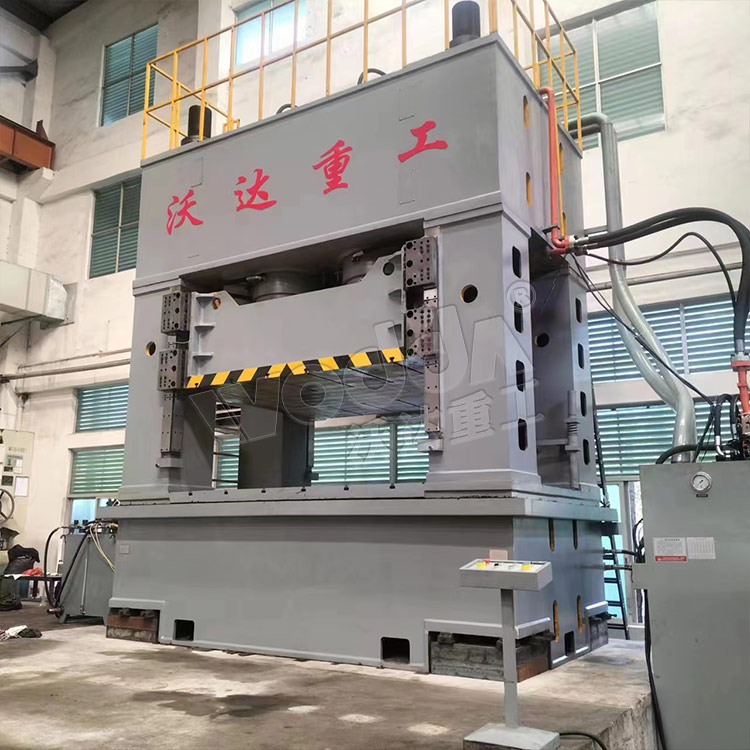 2000噸框架式液壓機(jī)現(xiàn)場安裝 2000噸框架式液壓機(jī)現(xiàn)場安裝