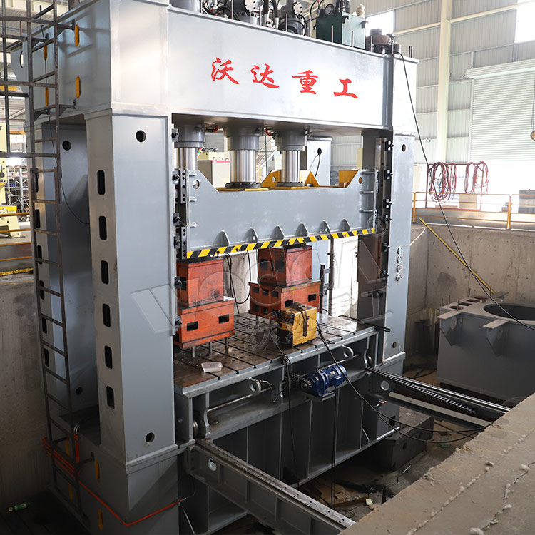 630噸框架式液壓機(jī)車間試機(jī) 630噸框架式液壓機(jī)車間試機(jī)