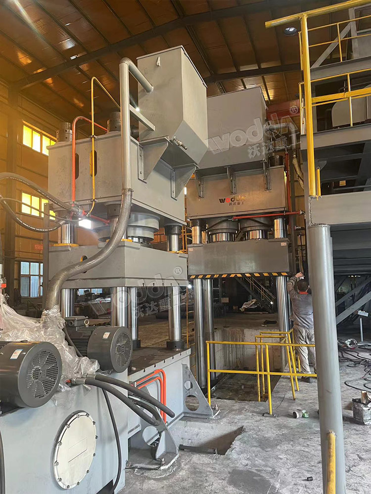 2000噸石墨坩堝液壓機(jī) 2000噸石墨坩堝液壓機(jī)