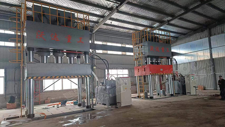 1500噸三梁四柱液壓機(jī) 1500噸三梁四柱液壓機(jī)