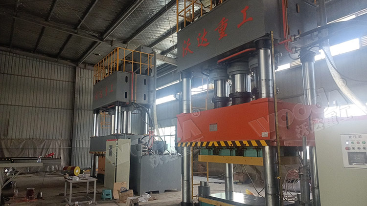 1500噸四柱液壓機(jī)模壓SMC汽車(chē)導(dǎo)流罩客戶現(xiàn)場(chǎng) 1500噸四柱液壓機(jī)模壓SMC汽車(chē)導(dǎo)流罩客戶現(xiàn)場(chǎng)