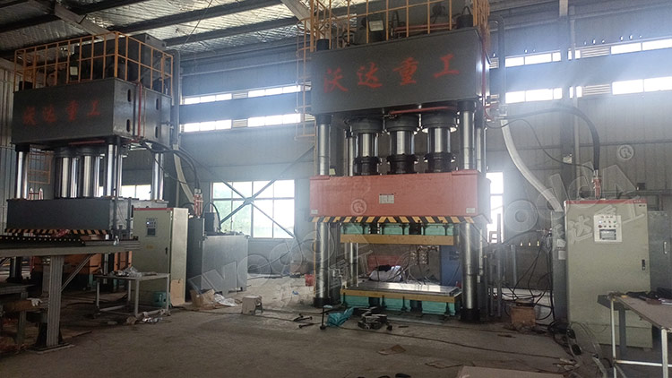 1500噸SMC汽車(chē)導(dǎo)流罩成型液壓機(jī)試機(jī) 1500噸SMC汽車(chē)導(dǎo)流罩成型液壓機(jī)試機(jī)