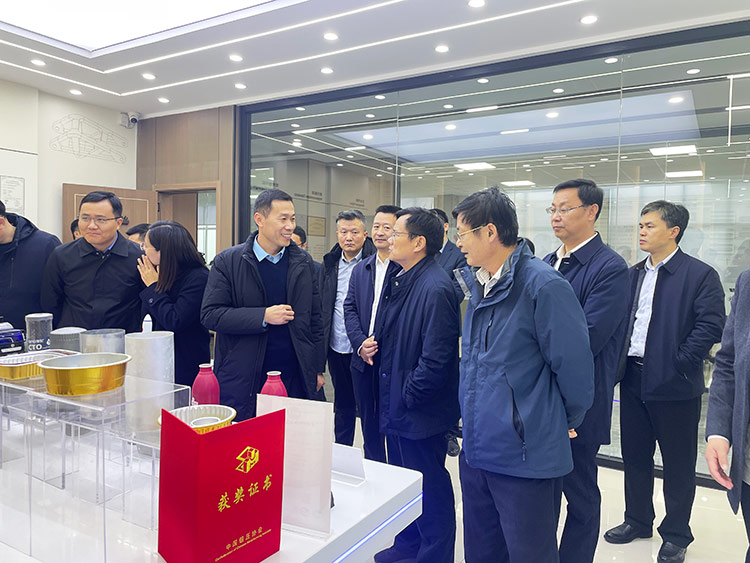 滕州市政協(xié)副主席董鴻洋聽取沃達(dá)重工董事長劉衛(wèi)東項目推進情況 滕州市政協(xié)副主席董鴻洋聽取沃達(dá)重工董事長劉衛(wèi)東項目推進情況