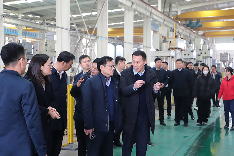 滕州市政協(xié)副主席董鴻洋聽取沃達(dá)重工董事長劉衛(wèi)東項目推進情況 滕州市政協(xié)副主席董鴻洋聽取沃達(dá)重工董事長劉衛(wèi)東項目推進情況