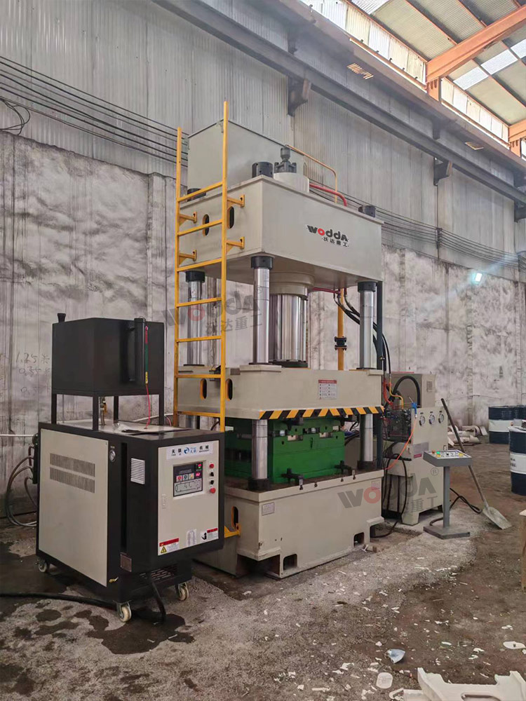 315噸四柱液壓機(jī)模壓石英石水槽客戶(hù)車(chē)間