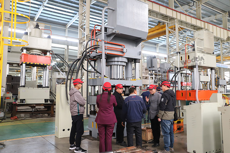天津援疆項目組觀看鹽磚機(jī)試機(jī) 天津援疆項目組觀看鹽磚機(jī)試機(jī)