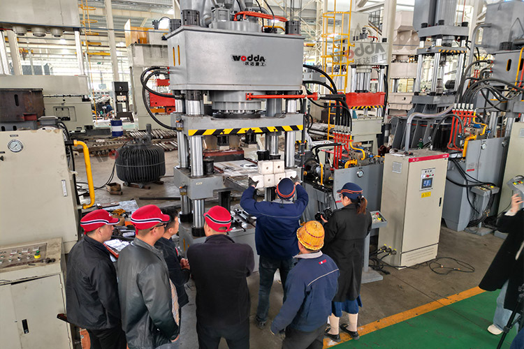 630噸牛羊舔磚液壓機(jī)試機(jī)現(xiàn)場 630噸牛羊舔磚液壓機(jī)試機(jī)現(xiàn)場