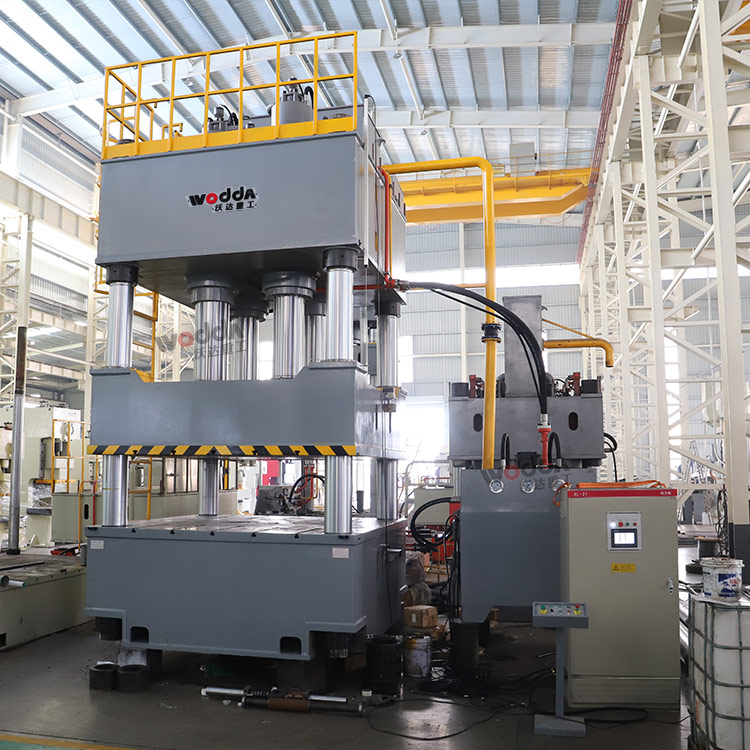 1000噸四柱液壓機(jī)車間實物圖 1000噸四柱液壓機(jī)車間實物圖