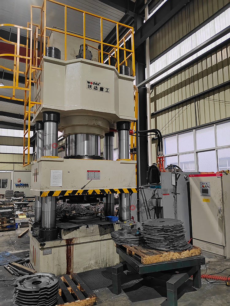 1000噸三梁四柱液壓機(jī)客戶車間現(xiàn)場(chǎng) 1000噸三梁四柱液壓機(jī)客戶車間現(xiàn)場(chǎng)