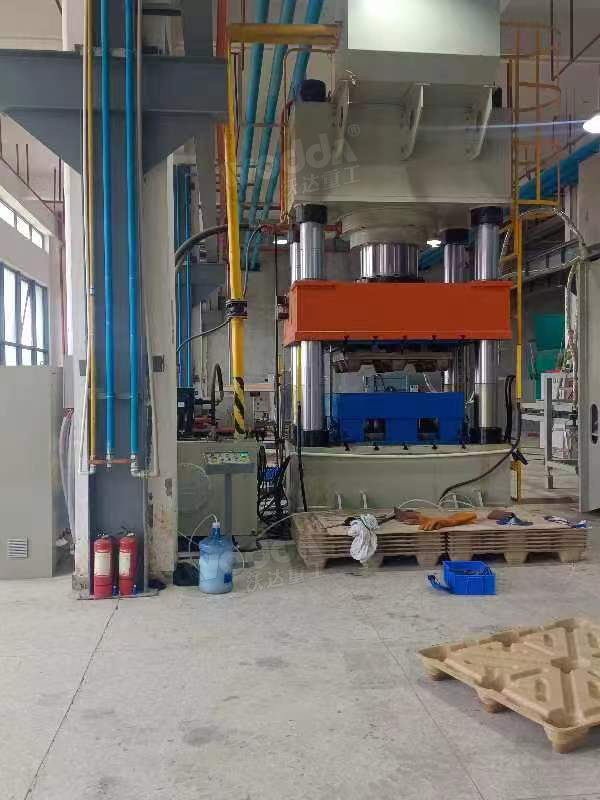 1000噸三梁四柱液壓機加工木屑托盤現場