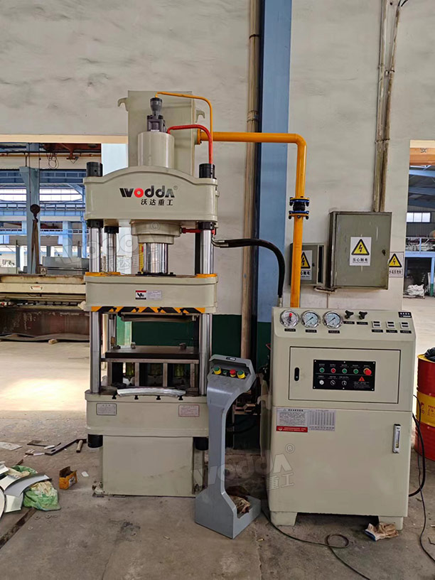 100噸三梁四柱液壓機(jī)客戶(hù)車(chē)間試機(jī)