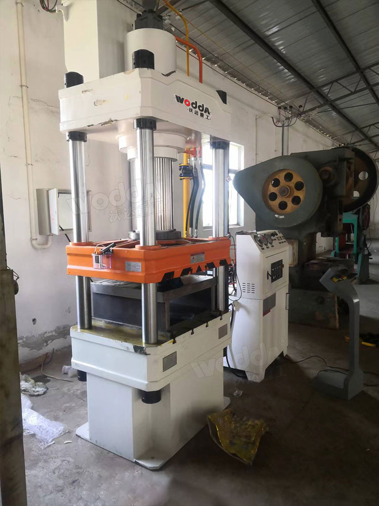 200噸三梁四柱液壓機調(diào)試 200噸三梁四柱液壓機調(diào)試