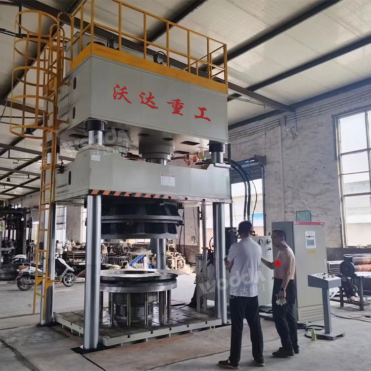 800噸鋁鍋拉伸液壓機現(xiàn)場 800噸鋁鍋拉伸液壓機現(xiàn)場