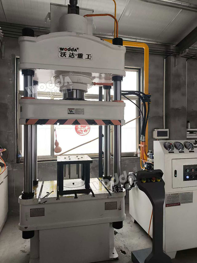 200噸四柱液壓機(jī)現(xiàn)場