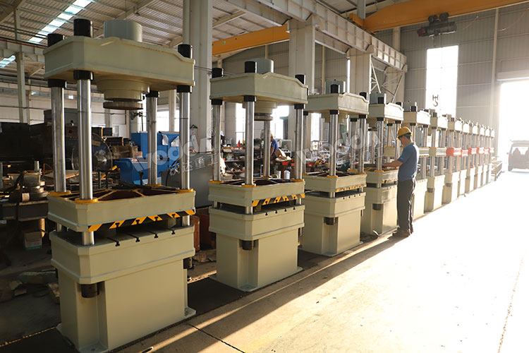 液壓機(jī).jpg 液壓機(jī).jpg