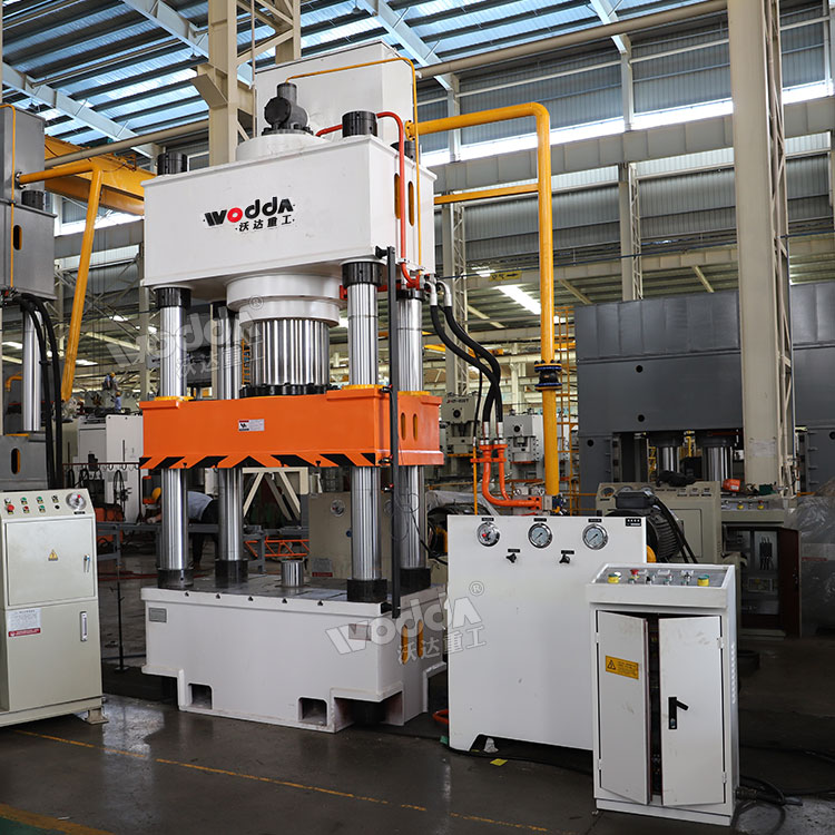 630噸三梁四柱液壓機車間實物 630噸三梁四柱液壓機車間實物