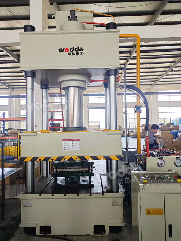 315噸三梁四柱液壓機(jī)現(xiàn)場(chǎng) 315噸三梁四柱液壓機(jī)現(xiàn)場(chǎng)