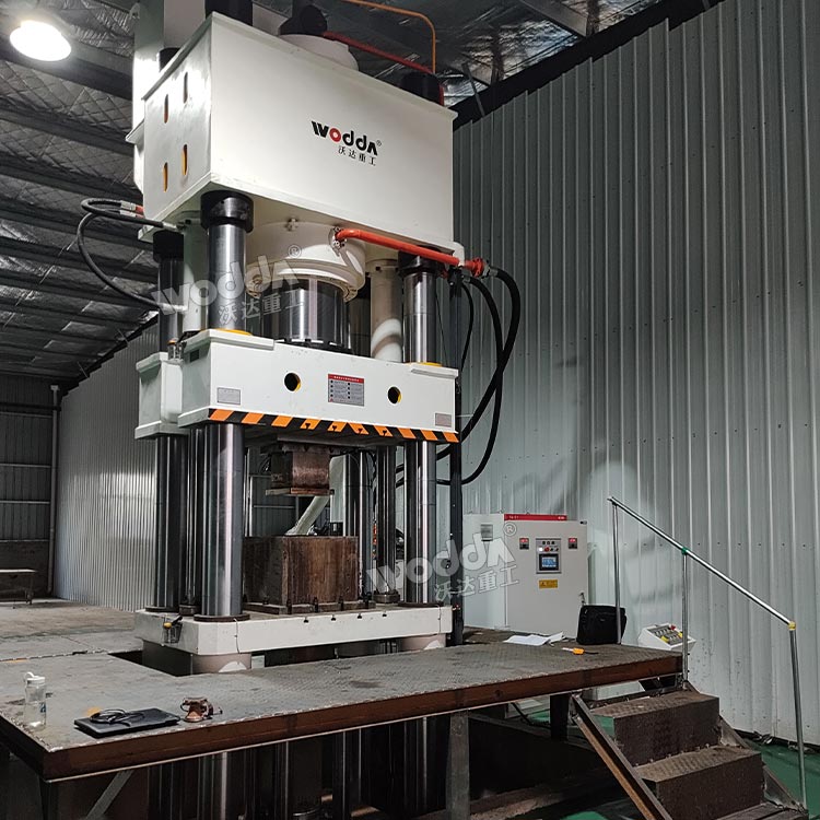 800噸石墨匣缽液壓機(jī)現(xiàn)場