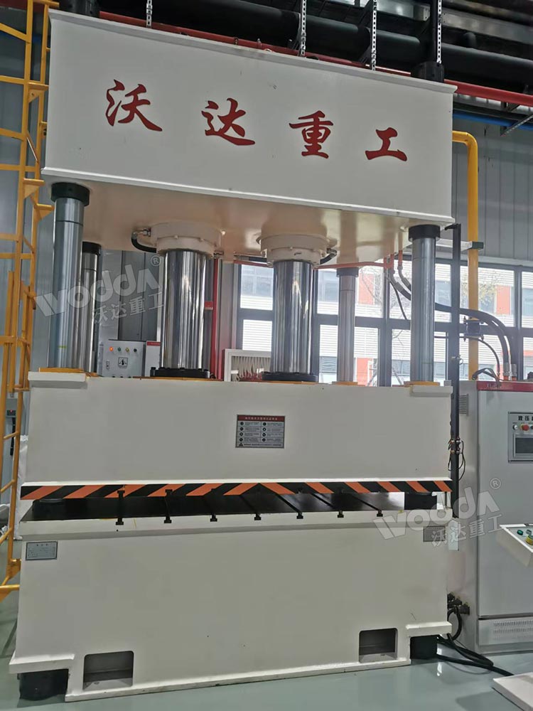 400噸五金配件沖壓液壓機(jī)現(xiàn)場 400噸五金配件沖壓液壓機(jī)現(xiàn)場