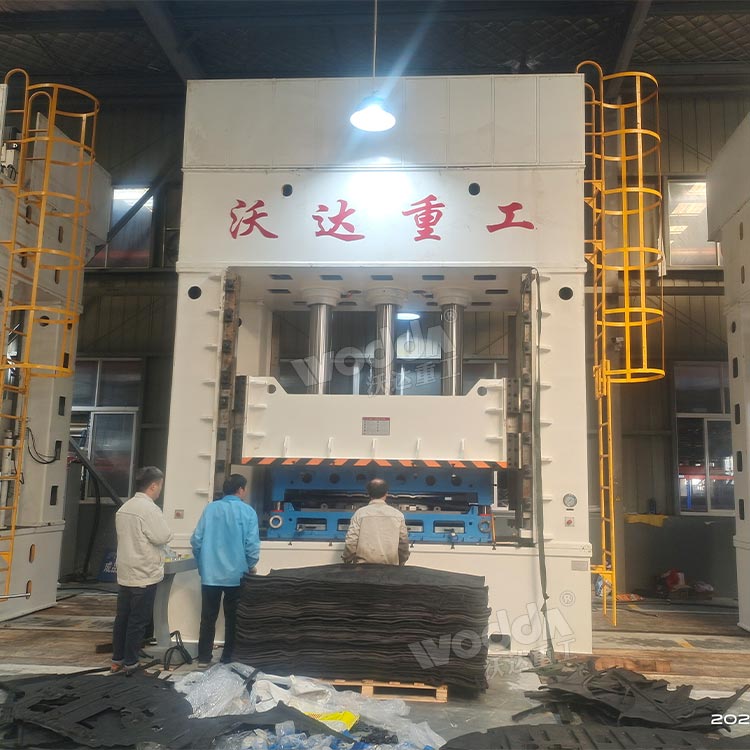 630噸汽車內(nèi)飾件成型液壓機(jī)客戶車間現(xiàn)場(chǎng)