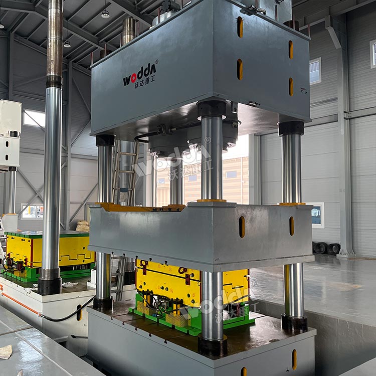 1000噸三梁四柱液壓機(jī) 1000噸三梁四柱液壓機(jī)