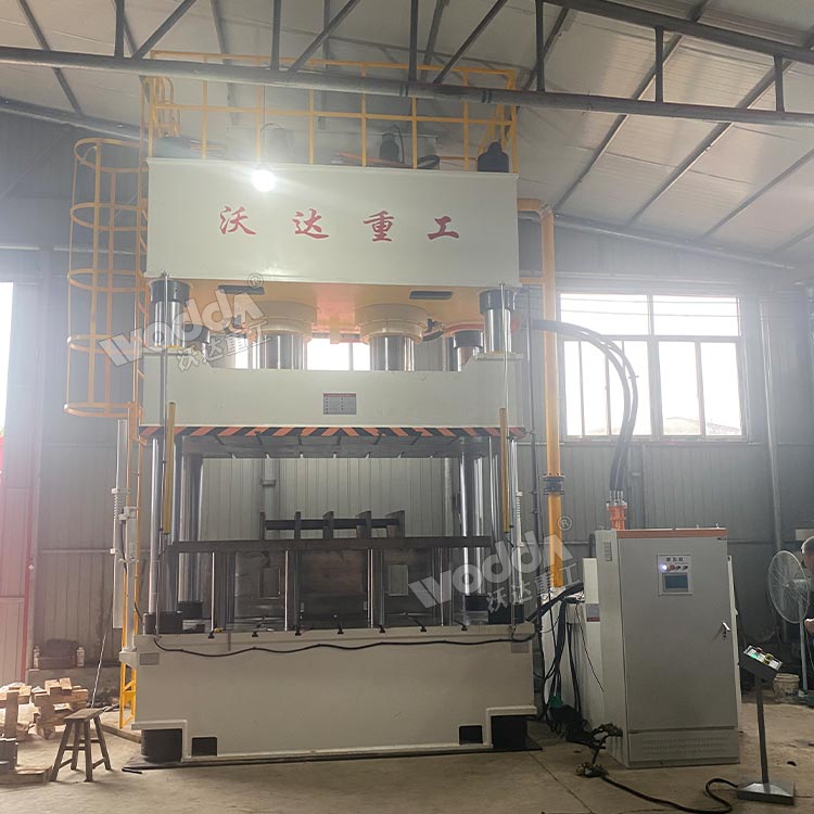 1000噸三梁四柱液壓機(jī) 1000噸三梁四柱液壓機(jī)